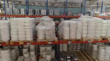 Girişimdeki depo. Kablolu yayın ürünleriyle dolu bir depo.