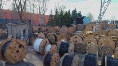 Kablolu bir sürü makarası var. Kabloyla makaraların üzerinden uçmak. Kablo fabrikası