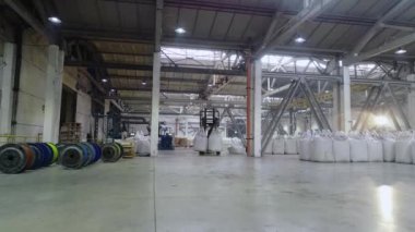 Büyük bir depoda forkliftler, depoda aktif iş akışı. Forkliftler büyük parlak bir depoda hareket eder.