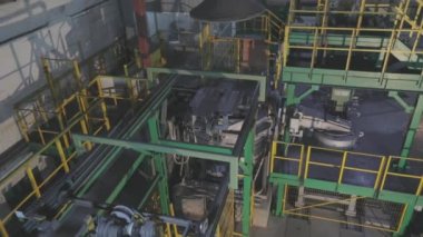 Kablo üretim atölyesindeki genel plan, bakır kablo imalatı, endüstriyel iç yapı.