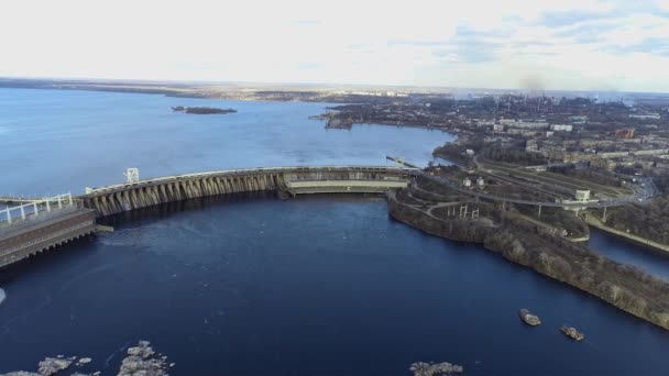 자포 로즈 예시에 있는 댐. 댐의 대형 항공 사진. 우크라이나, 자포 리조 히아에 있는 수력 발전소 — 비디오