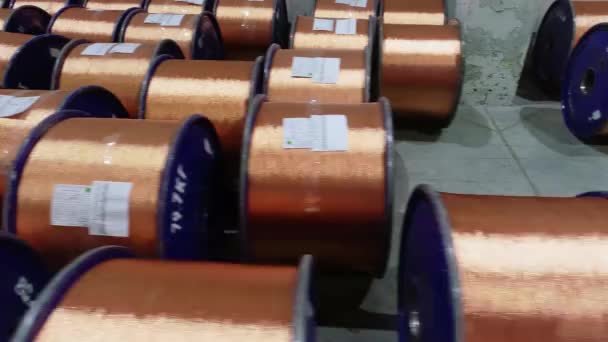 Bobinas com fio de cobre em estoque, muitas bobinas com fio de cobre na produção — Vídeo de Stock