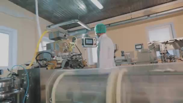 Tablet-Herstellungsprozess. Industrielles Interieur in einer Pharmafabrik. Blisterverpackung von Tabletten. — Stockvideo