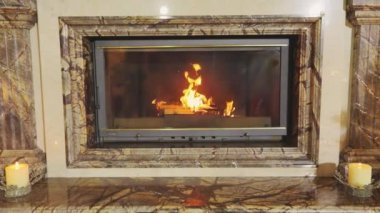 Şöminede odun yanıyor. Şöminede yangın var. Odunlu güzel bir şömine.