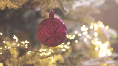 Noel ağacına yakın çekim. Noel ağacındaki süslemelerin yakın çekimi. Şık Noel ağacı
