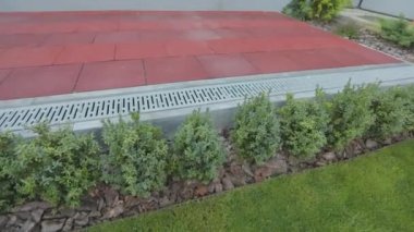 Kanalizasyon sistemi olan kaldırım levhalarına yakın çekim. Çakıl taşı yakın plan. Kanalizasyon sistemi