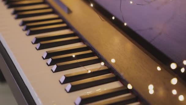 Synthétiseur avec lumières du Nouvel An. Beau synthé avec décorations de Noël. Clés de synthétiseur de gros plan — Video