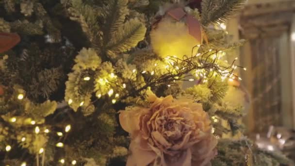 Close-up van de versieringen aan de kerstboom. Stijlvolle kerstboom. Kerst boom close-up. — Stockvideo