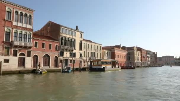 Filmaufnahmen von einem Boot in den Kanälen von Venedig. Außen Venedig Gebäude, Bootsfahrt Venedig — Stockvideo