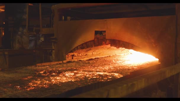 Kohle-Kokerei-Prozess, Koksofen-Kohleherstellung-Prozess. Heiße Kokskohle verlässt den Ofen. — Stockvideo