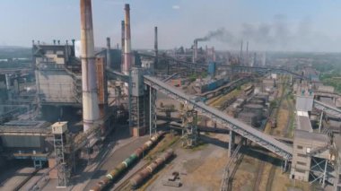 Büyük bir metalürjik tesisin üzerinden uçmak. Metalurjik bir bitkiden büyük metalürjik bitki görüntüsü emisyonları