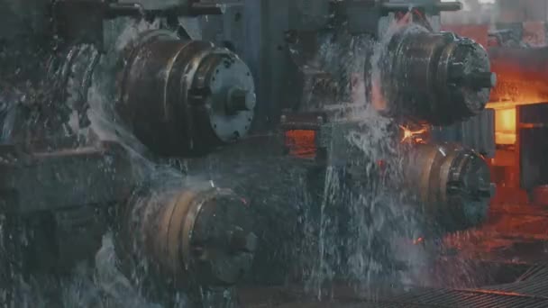Proceso de producción de metal en un primer plano de fábrica metalúrgica. Metal caliente rojo en una fábrica moderna. Fábrica metalúrgica moderna — Vídeo de stock