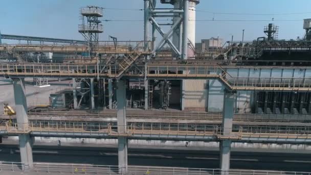 Vista aérea de la batería del horno de coque. Exterior industrial de una gran fábrica. Volar sobre una batería de horno de coque, exterior de una gran planta metalúrgica — Vídeos de Stock