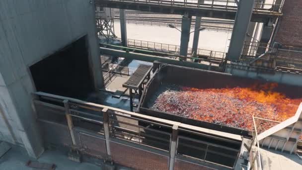 Une voiture avec du charbon à coke brûlant à chaud sert à refroidir. Le processus de fabrication du charbon de four à coke. Procédés dans une usine métallurgique — Video