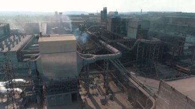 Büyük bir metalürjik tüttürme bitkisinin üzerinde uçuyor. Büyük metalürjik bitki üst görüntüsü. Büyük bir şirketin endüstriyel dış mekanı.