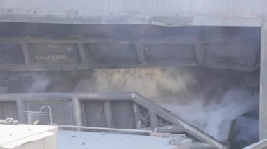 Kokain işleminden sonra kokain fırınının kömürü soğuyor. Kola fırını kömür üretimi. Metalurji girişimi