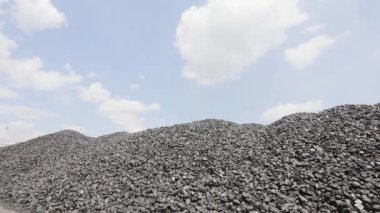 Depoda kola kömürü var. Bir dağ dolusu kokain fırını kömürü zaman arkaplanının çökmesine karşı. Kömür stokta