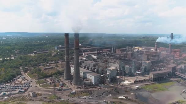 喫煙煙突で大規模な冶金工場を飛び越える。工場の煙突からの煙の排出量。工場ドローンビューの煙突からの濃い煙 — ストック動画