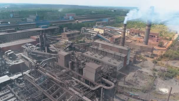 Dikke witte rook uit de schoorsteen van de plant. Emissies van een grote installatie. Vliegen bij de rookschoorsteen van de fabriek — Stockvideo