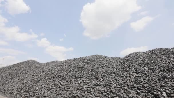 仓库里有焦炭煤.在时间流逝的天空背景下,一座座堆积如山的焦炭烤箱煤.库存煤 — 图库视频影像