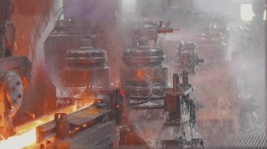 Kırmızı sıcak metalle taşıma hattı. Modern metalürjik bitki. Otomatik taşıma hattı