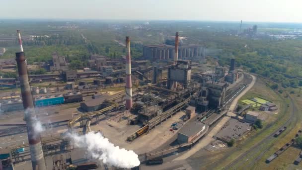 Gefährliche Emissionen aus dem Schornstein der Anlage. Rauch aus einer großen Anlage. Flug über ein großes Hüttenwerk. Große Anlage von oben. — Stockvideo