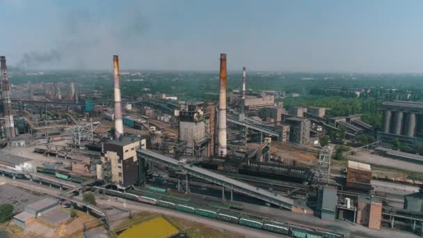 Büyük, modern bir fabrika. Büyük bir metalürjik tesisin üzerinden uçmak. Endüstriyel dış görünüş. — Stok video