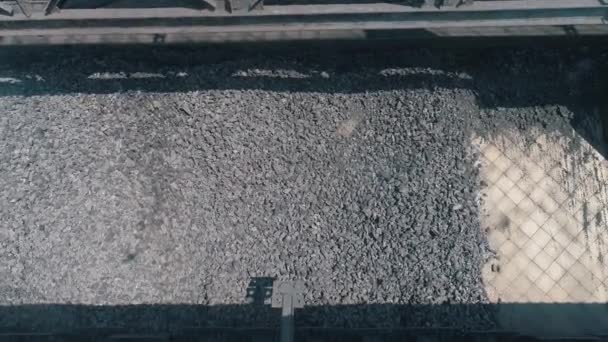 焦炭炉煤的生产工艺.工厂里的热焦炭煤。焦炭从火车车厢里倒出来冷却 — 图库视频影像