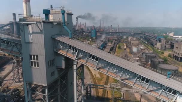 Flight over a large metallurgical plant. Large metallurgical plant aerial view Emissions from a metallurgical plant — Stock Video