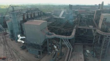 Büyük bir metalürjik tesisin üzerinden uçmak. Büyük metalürjik bitki üst görüntüsü. Büyük bir işletmenin endüstriyel dış mekanı. Havadan büyük bir bitki.