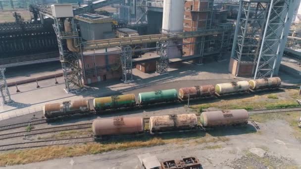 Vlucht over een grote metallurgische fabriek. Uitstoot van een metallurgische installatie vanuit de lucht — Stockvideo