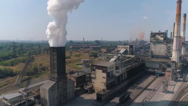 Thick white smoke from the chimney of the plant. Exterior of a large metallurgical plant. Emission of white smoke from the chimney of the plant. Harm to the environment. — Stock Video