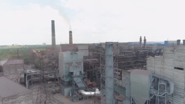 Vuelo sobre una gran planta metalúrgica. Planta metalúrgica grande vista aérea Emisiones de una planta metalúrgica — Vídeos de Stock