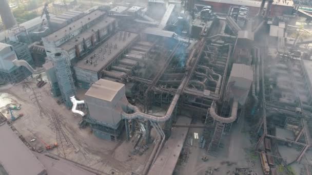 Büyük bir metalürjik tüttürme bitkisinin üzerinde uçuyor. Büyük metalürjik bitki üst görüntüsü. Büyük bir şirketin endüstriyel dış mekanı. — Stok video