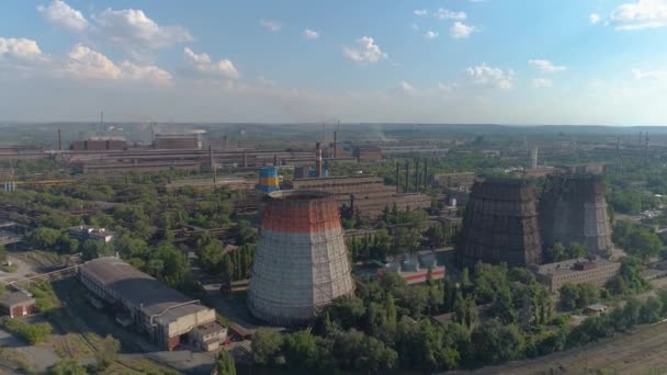 Survol d'une grande usine métallurgique. Grande usine métallurgique Vue aérienne Émissions d'une usine métallurgique — Video