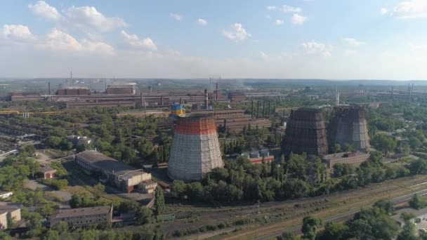 Widok z wieży chłodniczej. Wieża chłodnicza w dużej hutniczej fabryce. Zasięg nad dużym zakładem z chłodniami kominowymi — Wideo stockowe