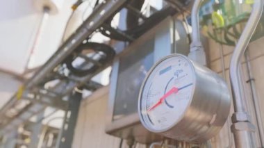 Fabrikada basınç göstergesi, endüstriyel basınç göstergesinde ok hareketi. Endüstriyel basınç göstergesi