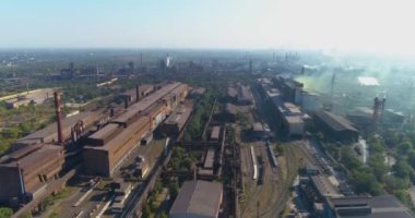 Büyük bir metalürjik tesisin üzerinden uçmak. Endüstriyel dış görünüş. Büyük modern fabrika