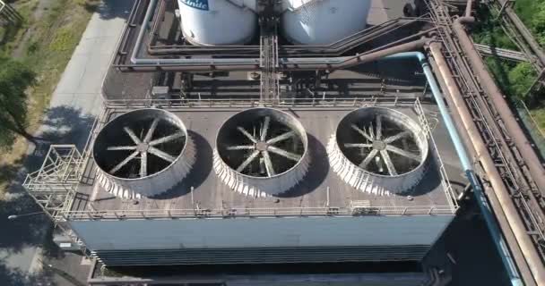 Système de refroidissement dans une vue aérienne d'usine. Grand fan industriel. Ventilateurs de refroidissement à l'usine vue aérienne. — Video