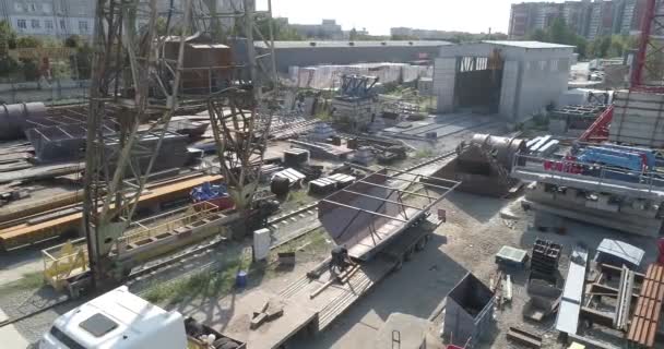 Magazijn met metalen producten bovenaanzicht. Fabriek magazijn vanuit de lucht. Metalen magazijn luchtfoto. — Stockvideo