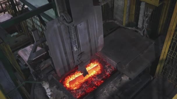 Metal topniejący w piecu, gorący metal. Piec ze stopionym metalem, topnienie miedzi w piecu — Wideo stockowe