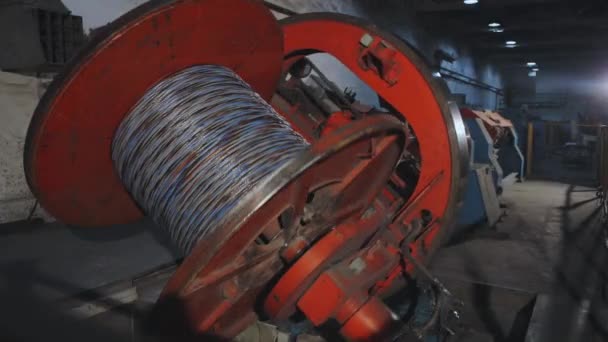 Процесс производства кабелей, механизм на кабельном заводе — стоковое видео