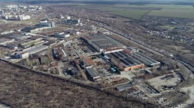 Büyük bir fabrikanın havadan görünüşü. Fabrikanın endüstriyel dış cephesi