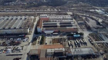 Büyük bir fabrikanın havadan görünüşü. Fabrikanın endüstriyel dış cephesi