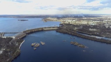 Nehir havası manzarasında büyük bir hidroelektrik santrali var. Zaporizhia 'daki hidroelektrik santrali.