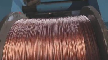 Bobin üzerinde bakır kablo, yakın plan, bakır kablo. Bakır kablo üretimi