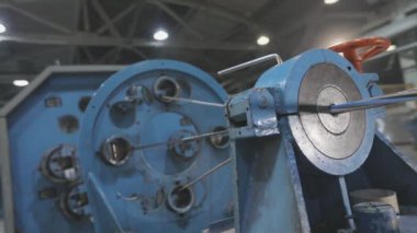 Bir fabrikada çok çekirdekli kablo üretimi, çok çekirdekli kablo dokuma işlemi, modern bir fabrikada kablo üretimi.