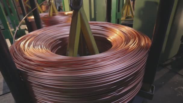 Fábrica de cable. El cable de cobre se retuerce en una madeja. Proceso de fabricación de cables de cobre. — Vídeos de Stock