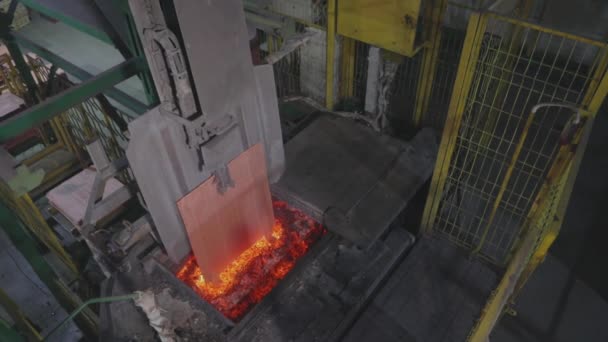 Automatisierte Verladung von Metall im Ofen. Der Prozess des Schmelzens von Kupfer im Ofen. — Stockvideo