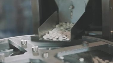 Modern tablet fabrikası. Taşıyıcıdaki yuvarlak tabletleri kapat